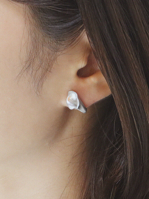 Ripple of Calla Earring 01