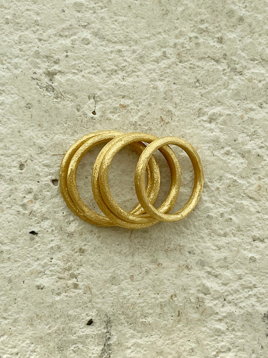 shiny texture gold ring