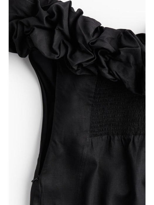 러플 오프숄더 드레스 블랙 1226392004