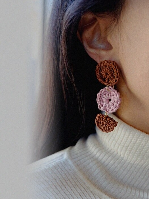 unbalanced color drop knit earring