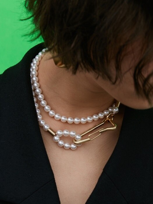 Big locking pearl necklace