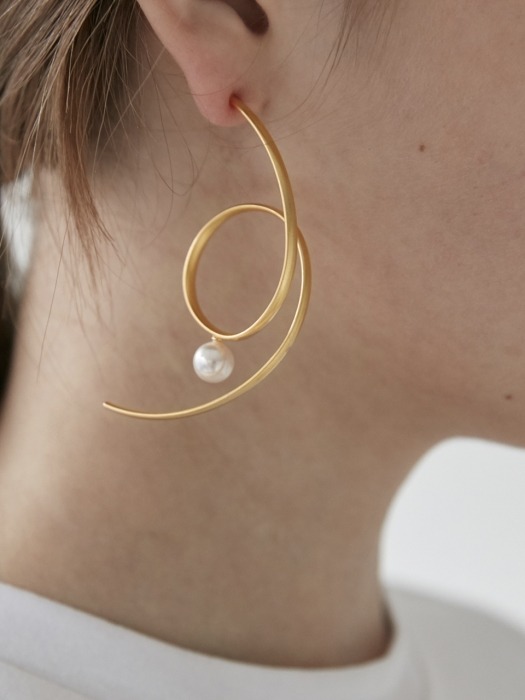 spiral earrings with pearl 나선형 진주 귀걸이