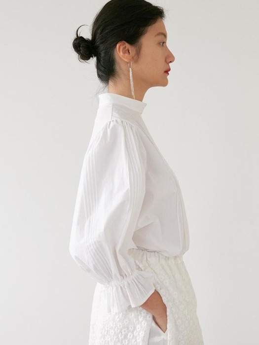  Shirring pin-tuck blouse (white)