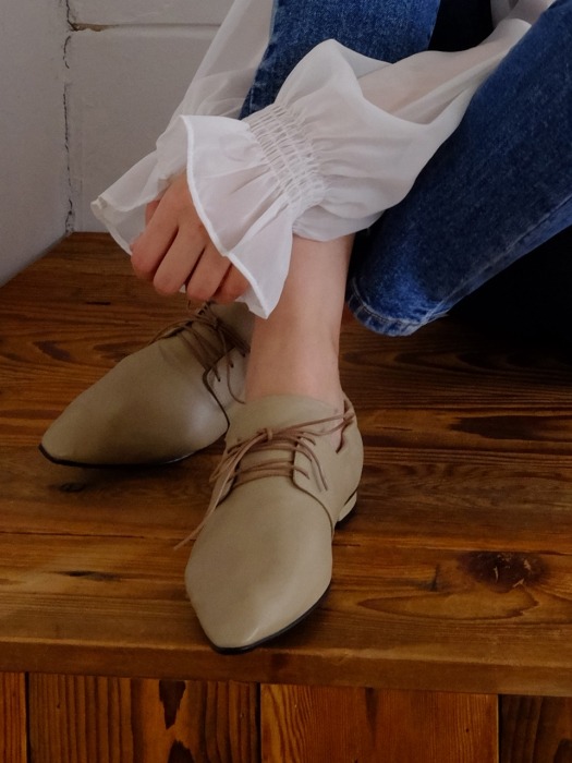 simple lace-up loafer