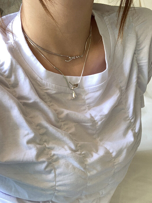 loop calla necklace