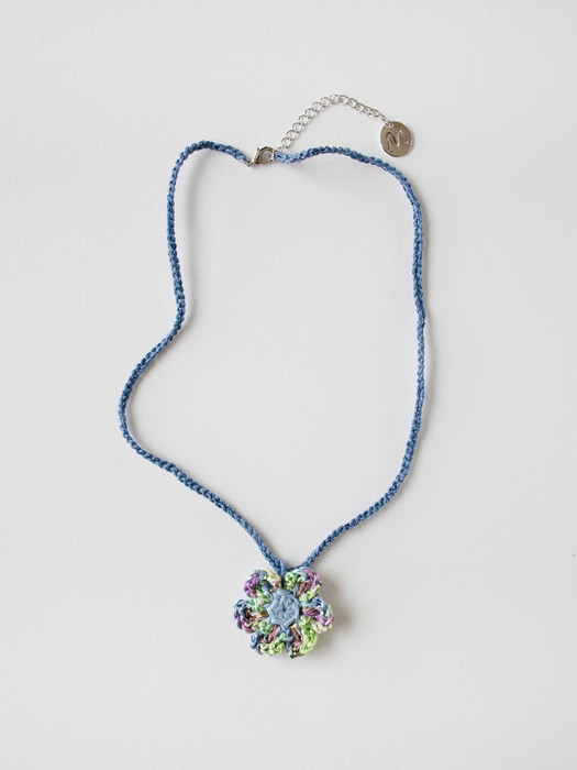 Blue beach flower knit necklace