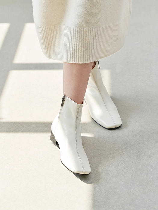 SQUARE TOE STITCHES ANKLE BOOTS [IVORY]