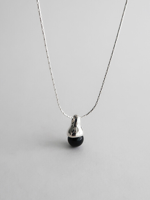 drop line Necklace (black onyx)