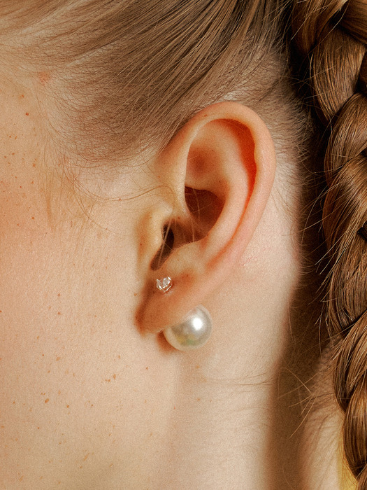 love deep pearl clutch earring (white heart)