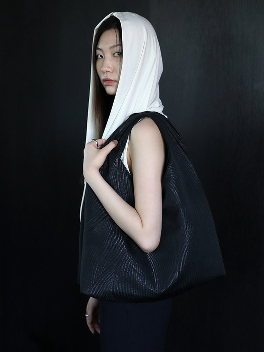 Draped Shoulder Bag _ Wave Pattern [Black]