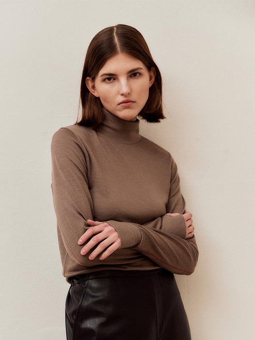 [FW23] COVER STITCH WOOL JERSEY MOCK NECK TOP (BROWN)