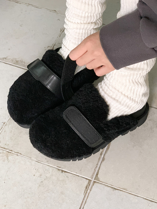 [단독]IS_231648 Row Velcro Fur Clog (2colors)