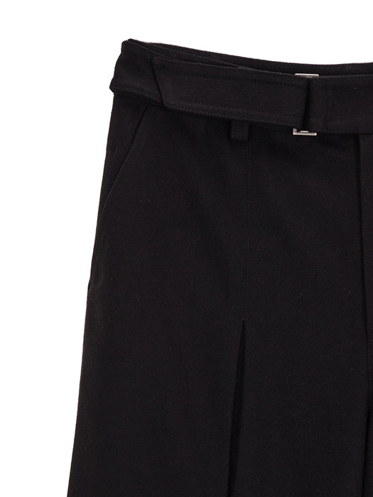 BELTED TUCK POINT TROUSER IN BLACK
