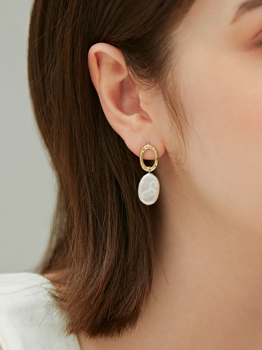 oval pearl drop earring
