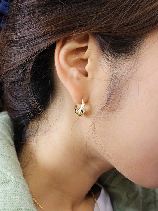 Griffe earring