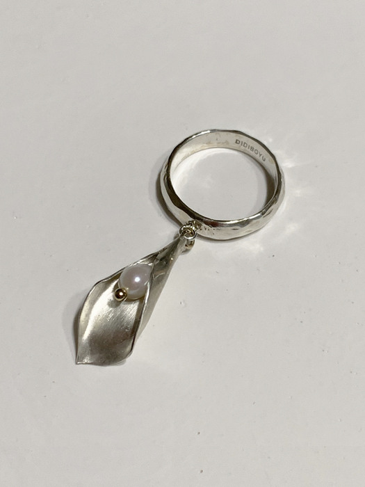 Magnolia Leaf Pearl Ring (silver)