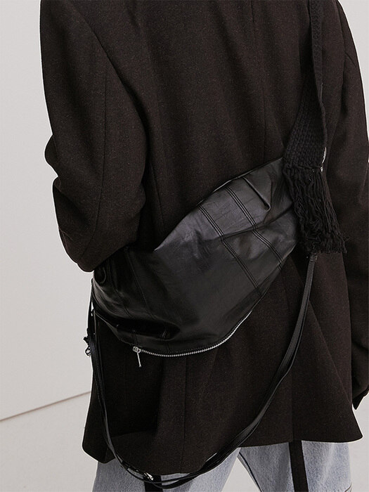 BLACK eco leather tassle cross bag**black strap type**(NA204)
