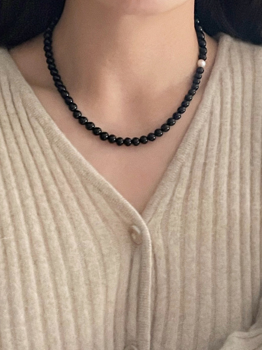 oar Vintage mood Onyx&Pearl Necklace