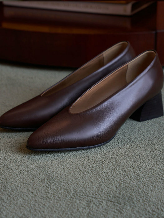 CLASSIC PUMPS IN BURGUNDY BROWN