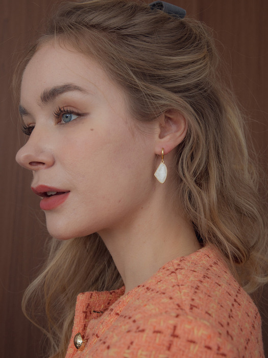Pearl white pendant earring