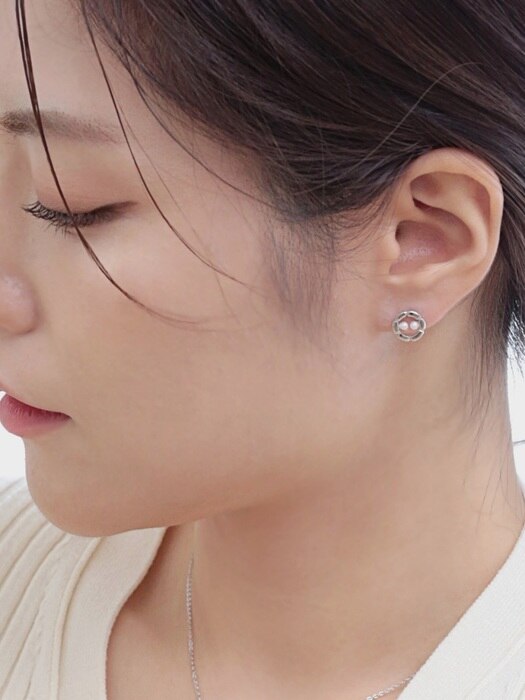 Amelie pearl earring