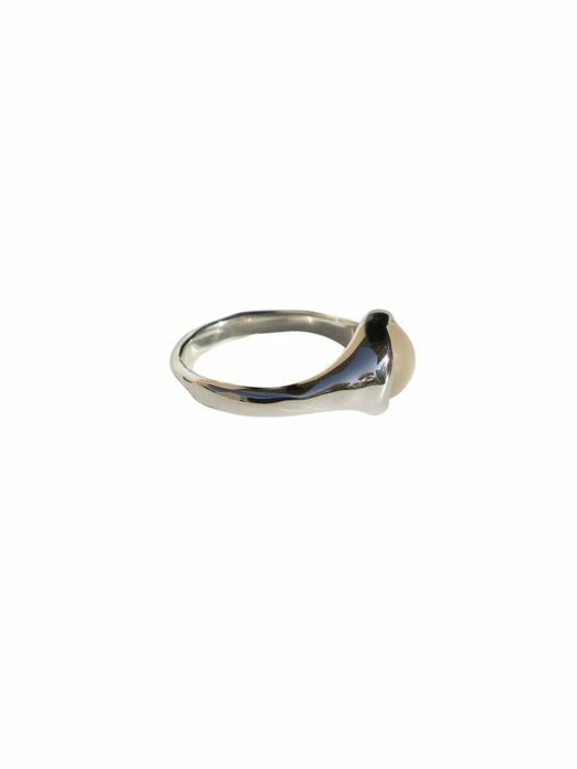Brunnen 01 Calcedony ring