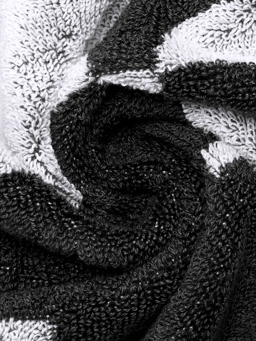 LOGO CHECKBOARD BEACH TOWEL IN BLACK