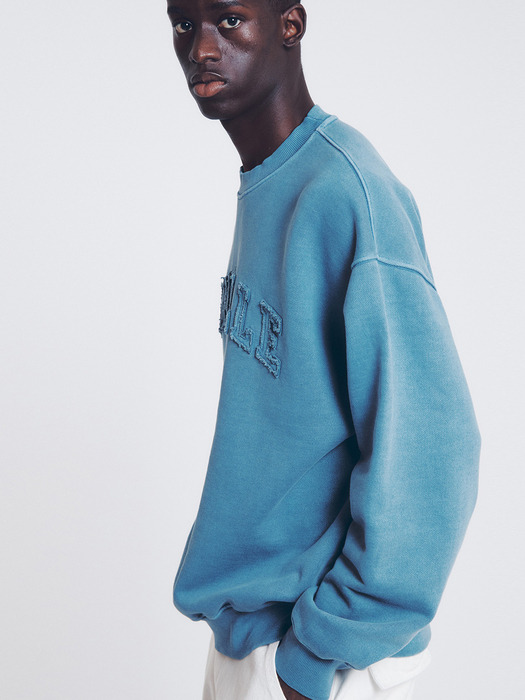 PIGMENT DYEING LOGO PATCH SWEATSHIRT (SMOKE BLUE)