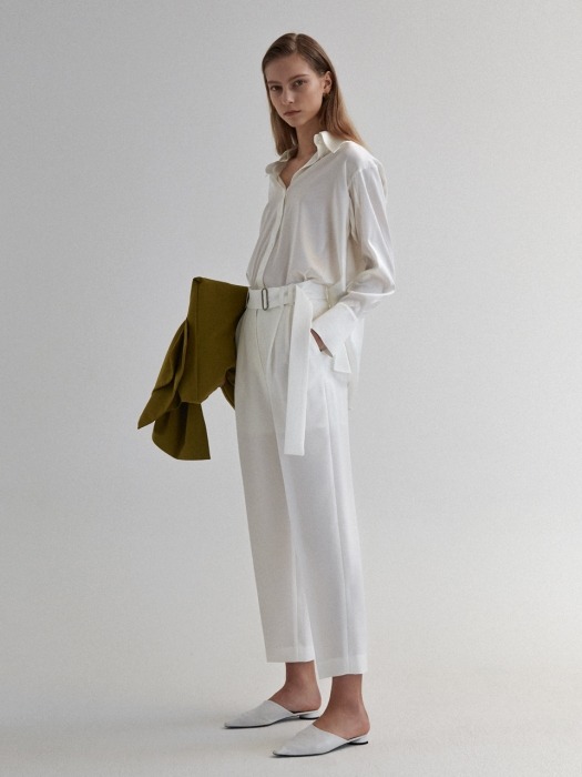 Belted 2-tucks trousers