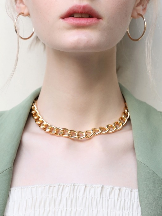 GOLD BOLD CHAIN NECKLACE