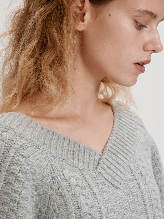V-NECK CABLE KNIT WOOL SWEATER (GREY)