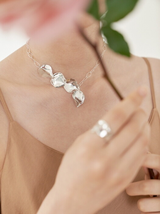 Rose Petal Necklace (S) 목걸이