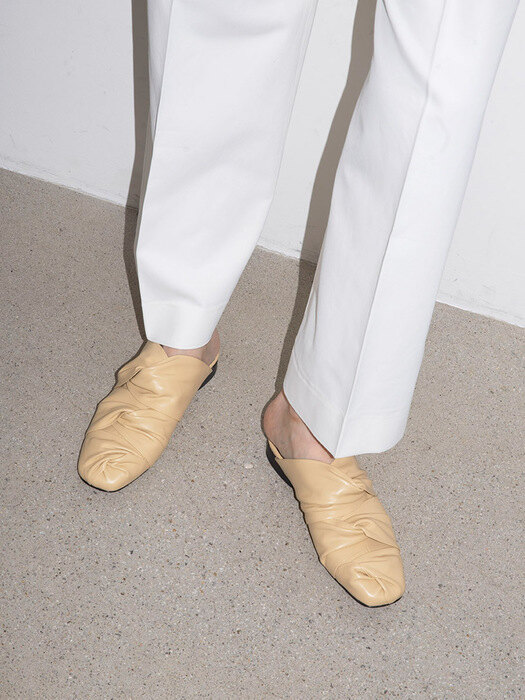 3 knotted flat mules_Butter