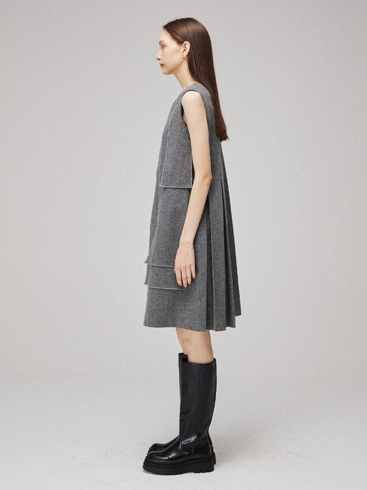 Pleated wool unbalance stitch sleeveless dress