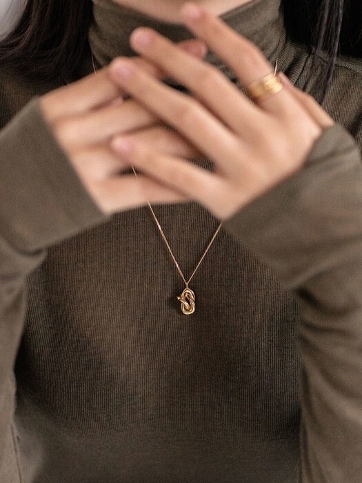 Knot necklace 01