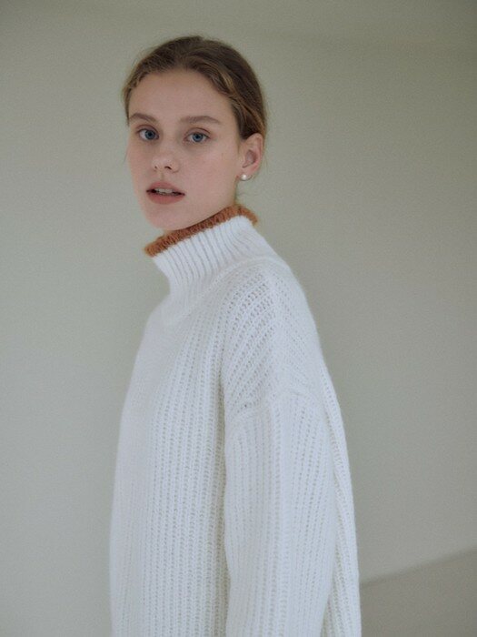 OVER-FIT TURTLE NECK KNIT (IVORY)