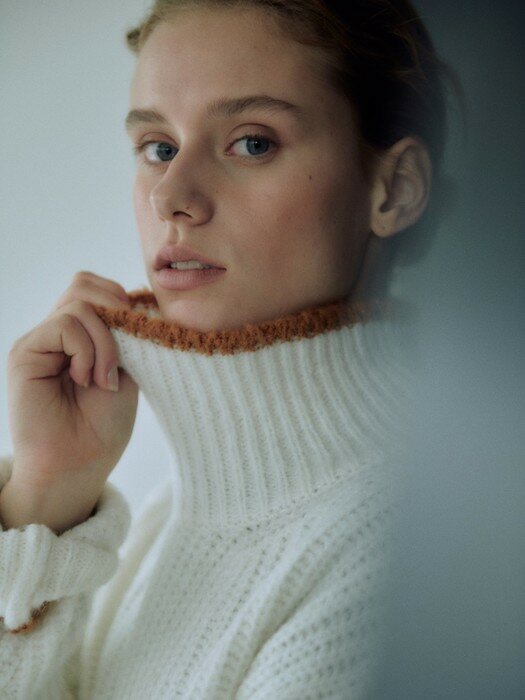 OVER-FIT TURTLE NECK KNIT (IVORY)