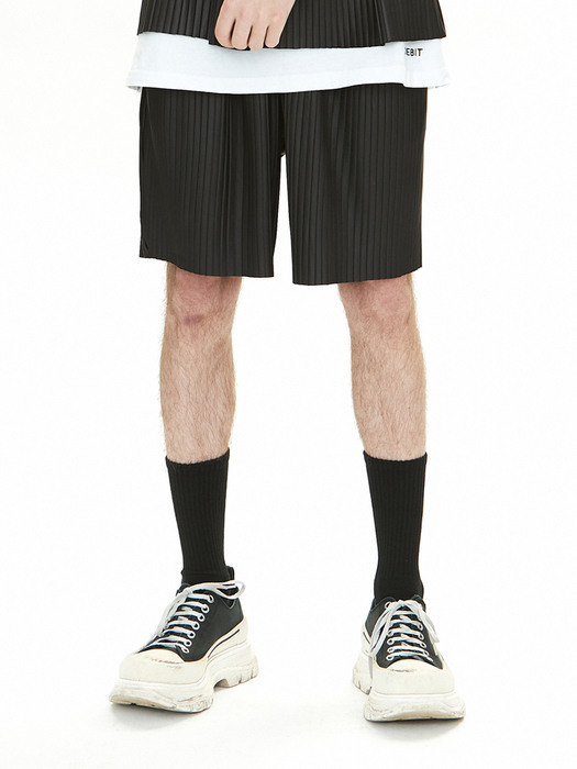 V081 vegan leather pleats shorts (black)