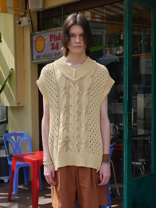 CABLE KNIT VEST STRAW