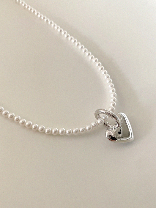 B. Heart object pearl necklace
