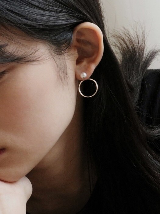 silver circle clutch pearl earring