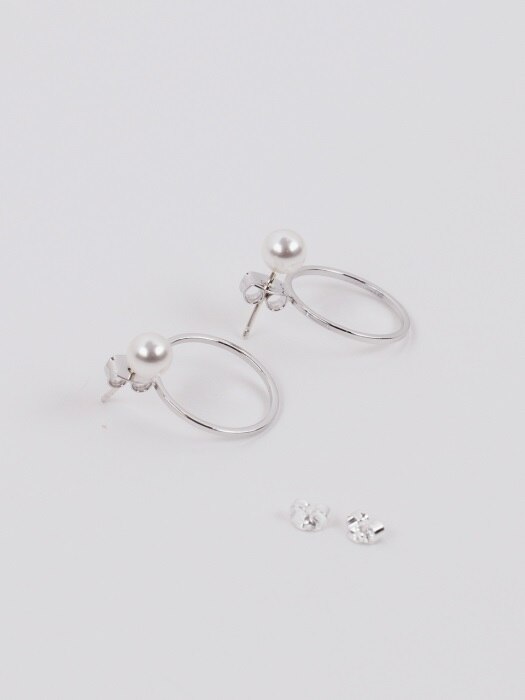 silver circle clutch pearl earring