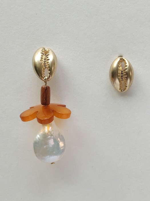 Cowrie shell flower earring [gold]