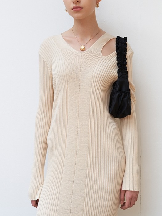 SLIT V-NECK KNIT DRESS (beige)