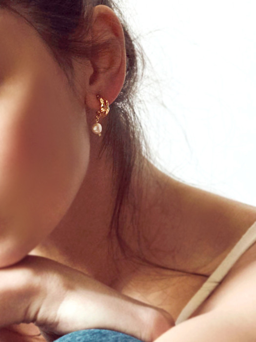 CRUMPLED HALF ROUND EARRINGS AE120017