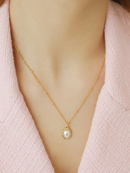 rococo pearl necklace