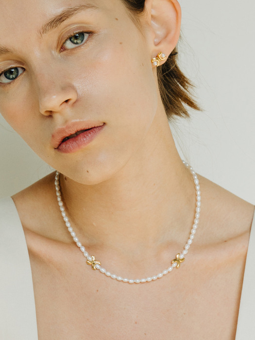 Arc Ribbon Pearl Necklace