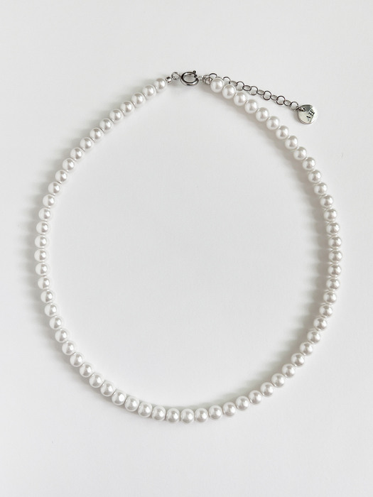 Classic Pearl Necklace / White