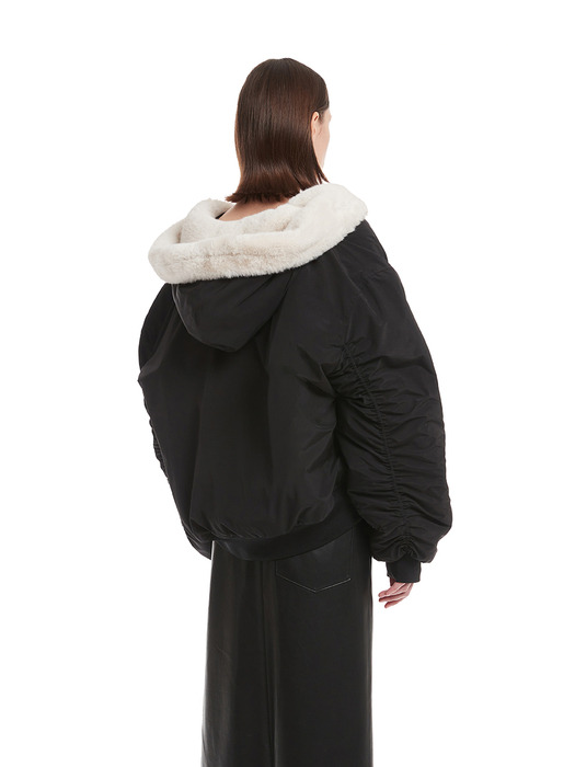 [리퍼브세일] Black & White Faux-Fur Reversible Hooded Jumper