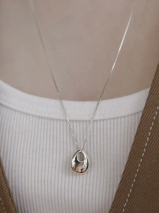 [단독](실버925) 글림 페블 롱 목걸이 NZ2430